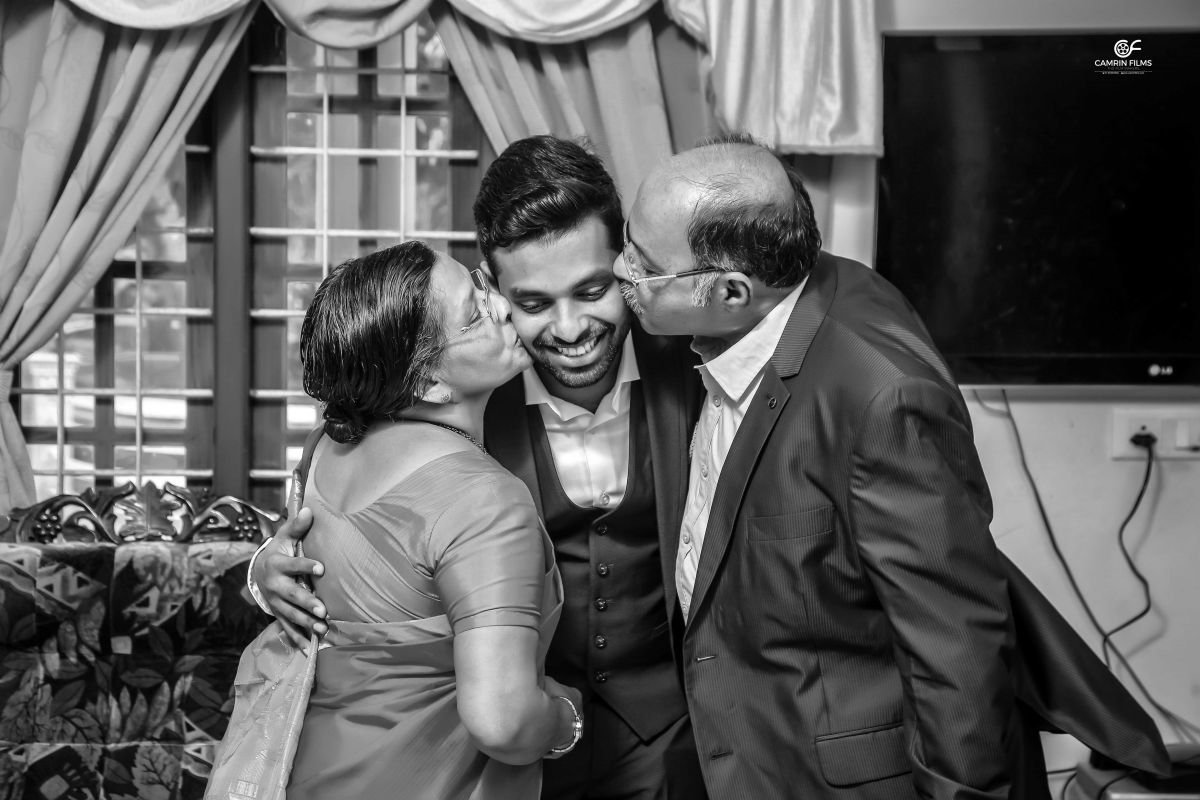 The Best Groom With Parents Photoshoot